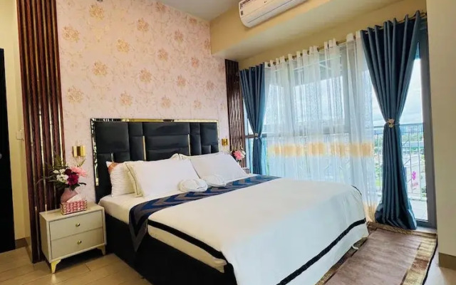 Luxury Staycation beside Okada