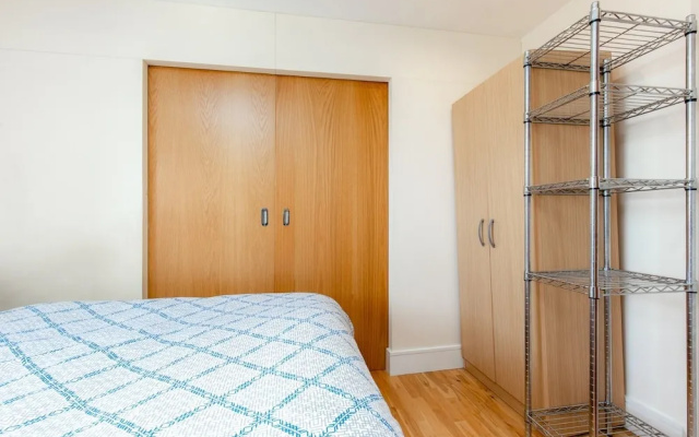 Parkview Apartments 30 - Deluxe Guest Room 2