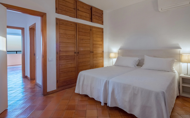 Апартаменты Meia Praia Lagos — Beach Club