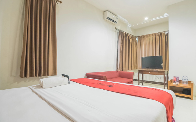 RedDoorz Near Trans Studio Mall 3