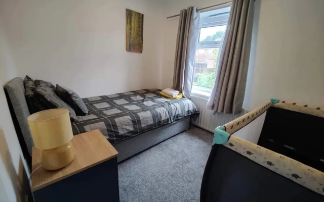 3 Bed House - Sleeps 7 - Garden - Parking - Wifi