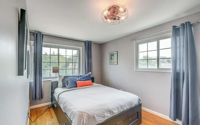 Arlington Townhome w/ Furnished Patio!