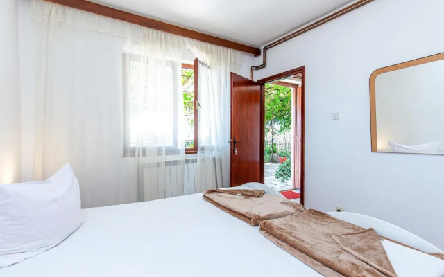 Beautiful apartment in Novi Vinodolski w/ 2 Bedrooms