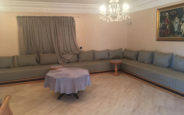 Luxurious 5 Bedrooms Villa Ref HI51053