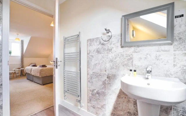 MODERN and SPACIOUS HOUSE CLOSE TO THE CITY CENTRE