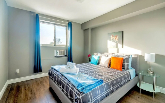 1BR Apt w Netflix Balcony - Near DT Hamilton