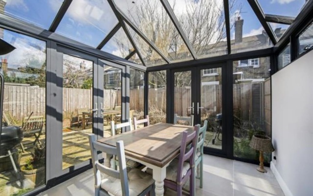 Отель 2 Bedroom House With Garden in Battersea вид на фасад