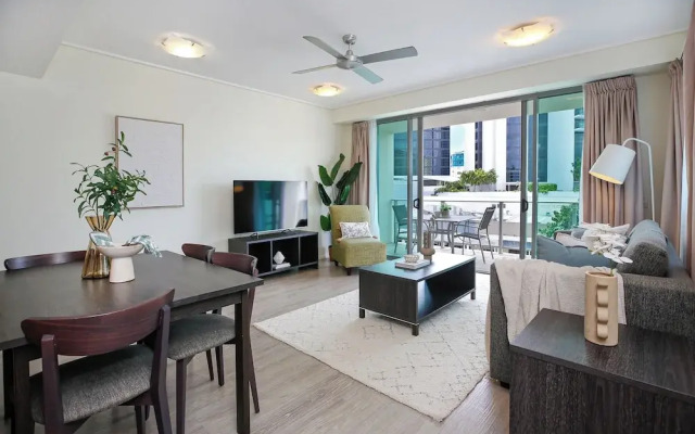 Apartment in the City with Pool and BBQ