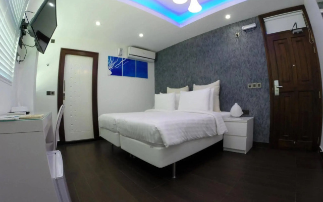 Airport Beach Hotel