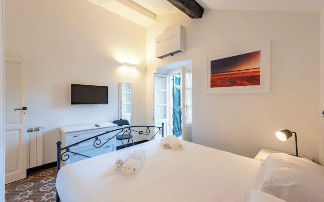 Bright 2BR flat moments from the beach