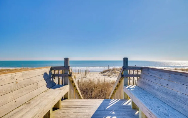 Lovely Emerald Isle Home, Walk to Beach!