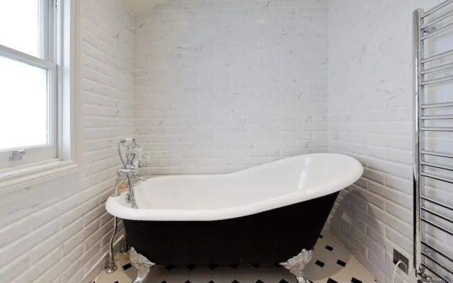 Central London 4BR Queens Park Family Home With Garden