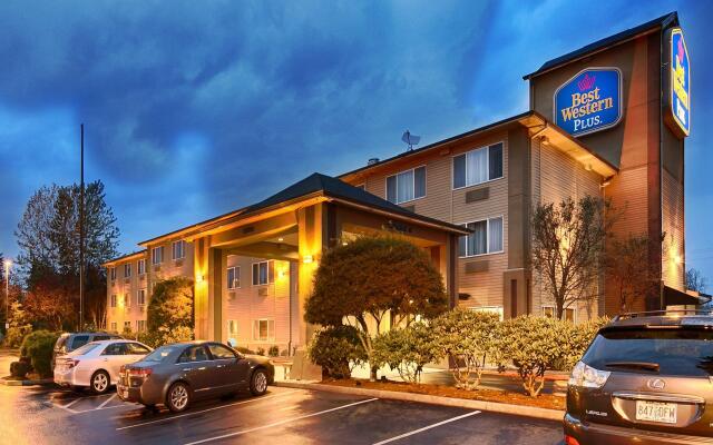 Отель Best Western Plus Cascade Inn & Suites вид на фасад
