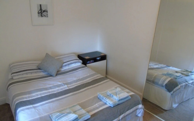 Snug - Krayr Apartment