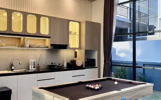 Modern 3BR British Pool Villa + 5KM Jomtien Beach