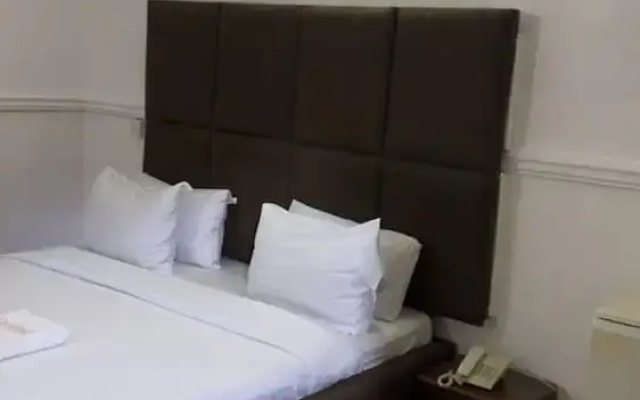 Quaters Inn & Suites