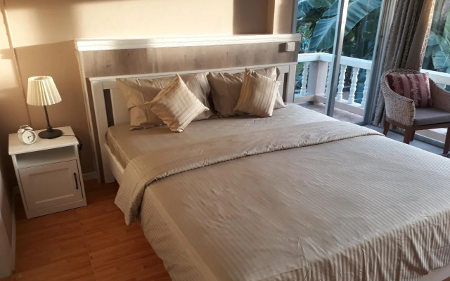 Phuket Airport Suites & Lounge Bar