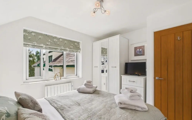 Central Bowness 2-bed Apt, Sleeps 4 With Parking