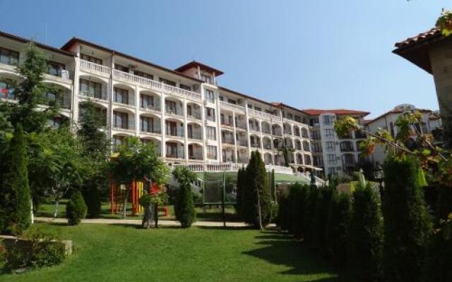 Отель Triumph Holiday Village вид на фасад