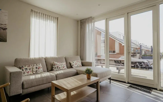 Waterside Escape With Easy Access