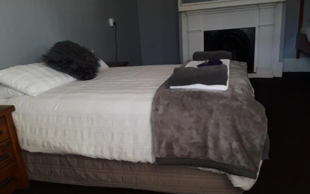 Lady Bowen Bed & Breakfast