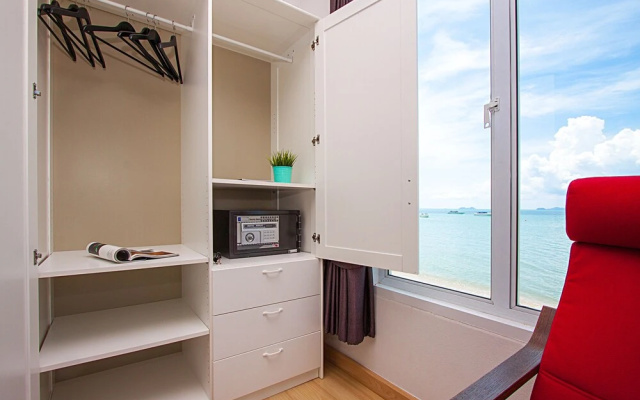 Interstellar Beachfront Villa B