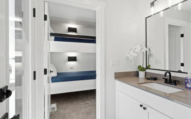 Touch of Class Stunning 5 Bdr!