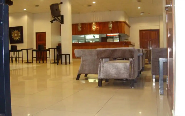 Paddy's Hotel & Apartments