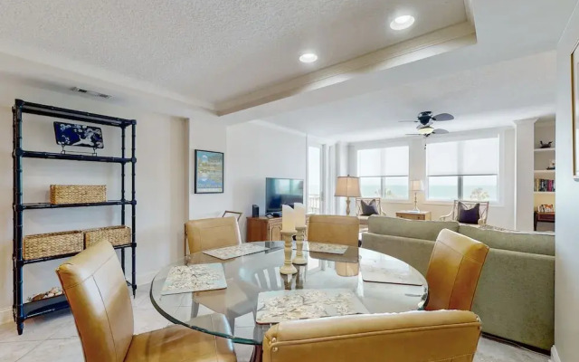 Oceanfront Condo With Washer/dryer, AC & Heated Pool