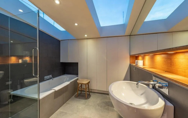 NEW Stunning 5BD Kensington House