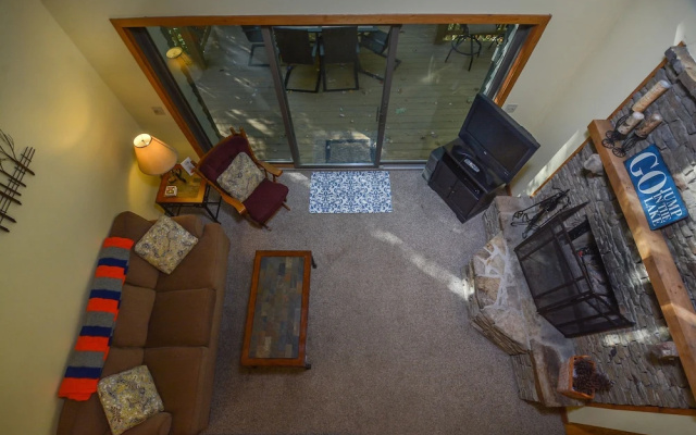 Lake Shore Retreat 5 Bedroom House