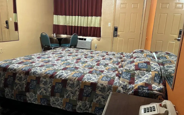 Deluxe Inn Motel