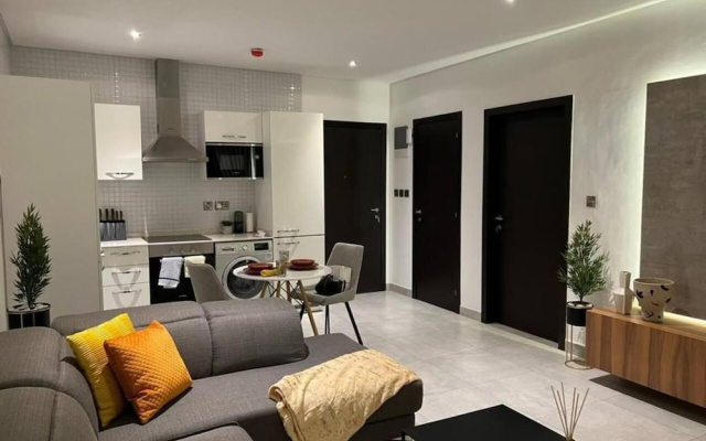 Fantastic Luxury Gem-5star Location, Pool, Gym