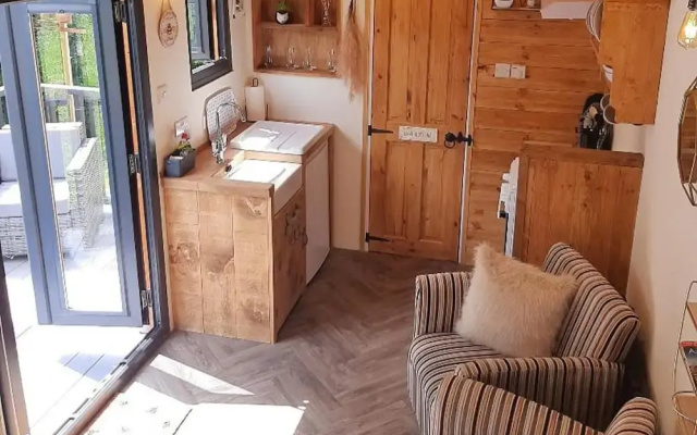 Min yr Afon - Cabin - Sleeps 2 - Hot Tub - Parking