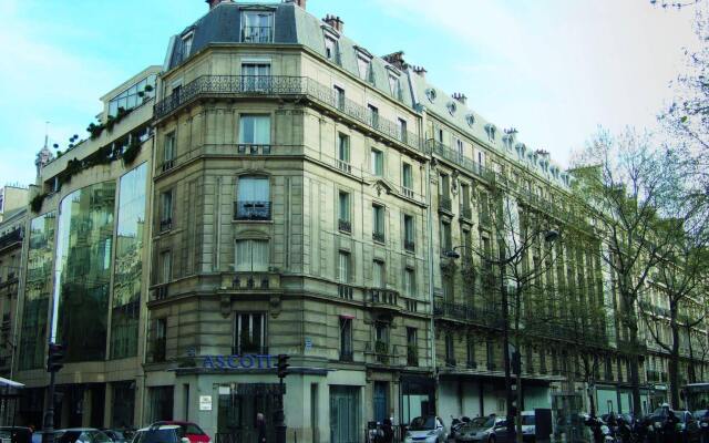 Отель La Clef Tour Eiffel (ex. Citadines Suites Arc de Triomphe) вид на фасад