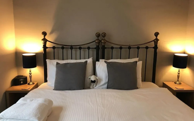 Holly-Wood Guest House