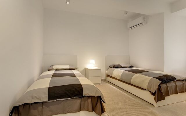 Отель Marvellous Seafront Apartment in the Best Location Мальта, Слима - отзывы, цены и фото номеров - забронировать отель Marvellous Seafront Apartment in the Best Location онлайн комната для гостей