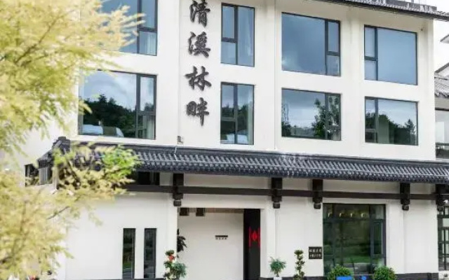 Tranquil Creekside Forest Inn