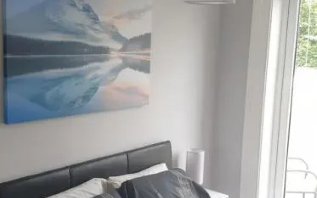 Modern 2 bed apartment with parking