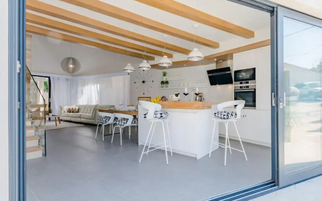 Villa Stone Pearl - Two Bedroom Holiday House With Pool