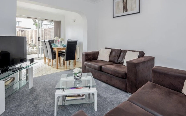 Impeccable 4-bed Apartment in Hornchurch