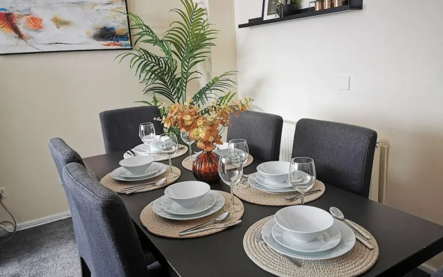 House - Sleeps up to 10 & Free Parking