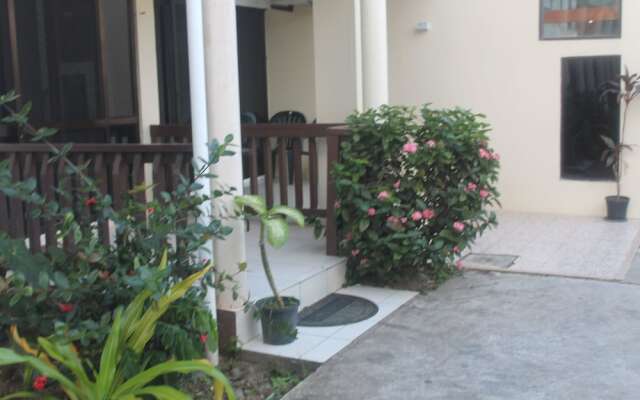 Shalini Garden Hotel & Apartments вид на фасад