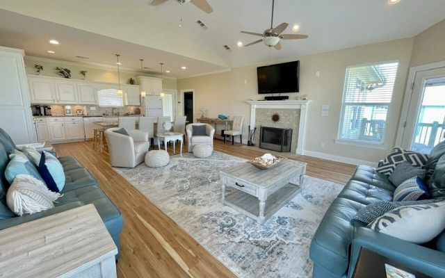Lemoncello 3 Bedroom Home by RedAwning