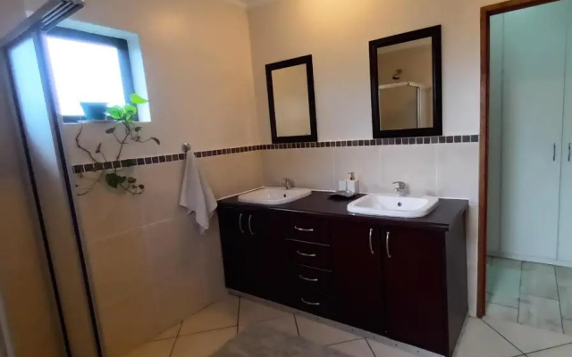 En-Suite, Private Room, Free Wifi in Plett
