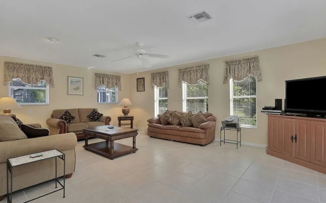 Sunbury Court Home