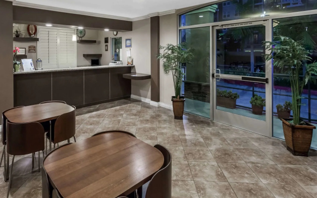 Harbor Inn & Suites