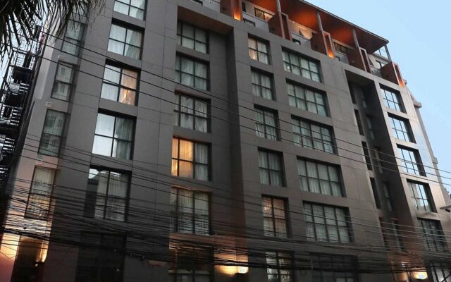 Отель Citrus Suites Sukhumvit 6 By Compass Hospitality Бангкок вид на фасад