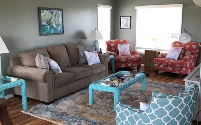 Tailslide Inn 4 Bedroom Home by RedAwning