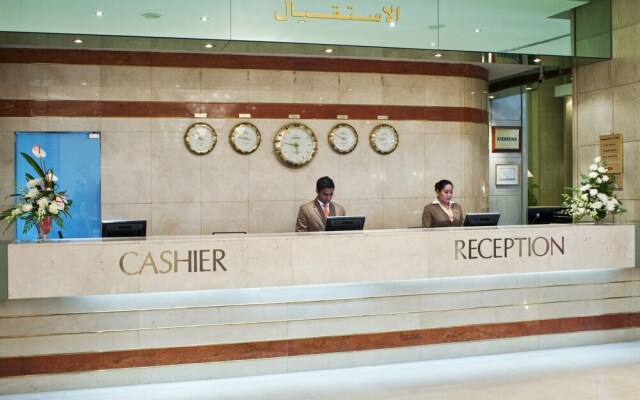Апартаменты Crowne Plaza Dubai Apartments вид на фасад